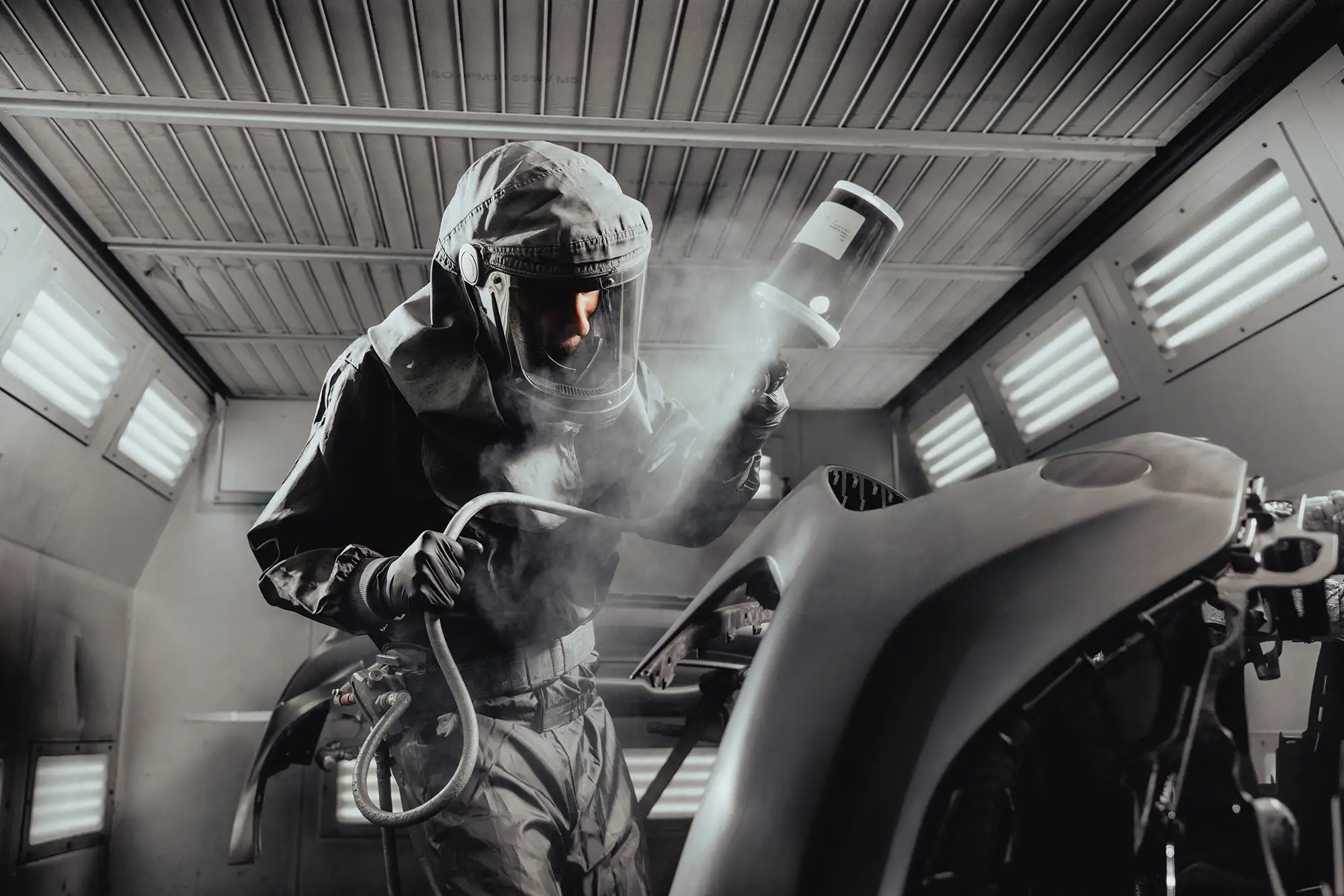 Ein Lackierer in der Lackiererei von KKD Essen